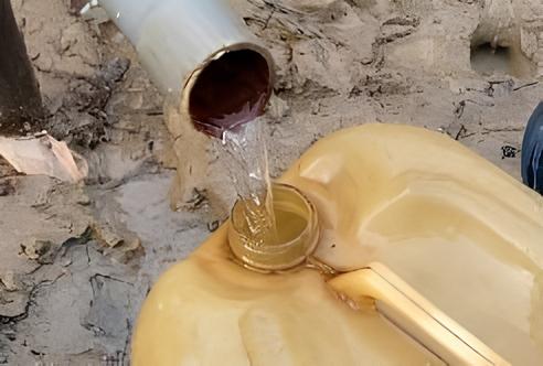 Relawan LAZ Al Azhar Setia Dampingi Penyintas Banjir, Bantu Pengungsi Angkut Air Bersih